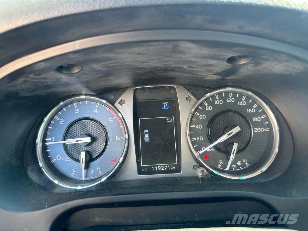 Toyota Hilux Samochody osobowe