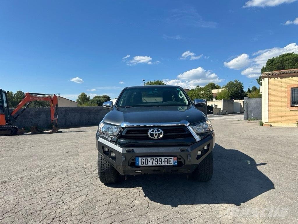 Toyota Hilux Samochody osobowe