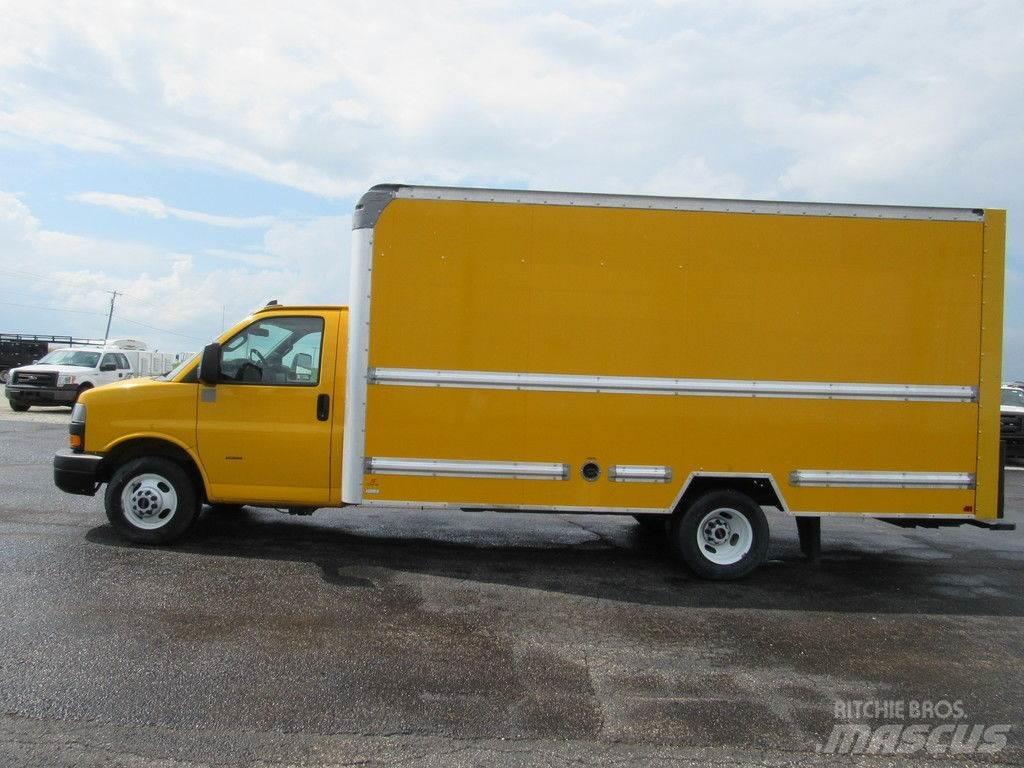 GMC Savana 3500 Samochody ciężarowe ze skrzynią zamkniętą
