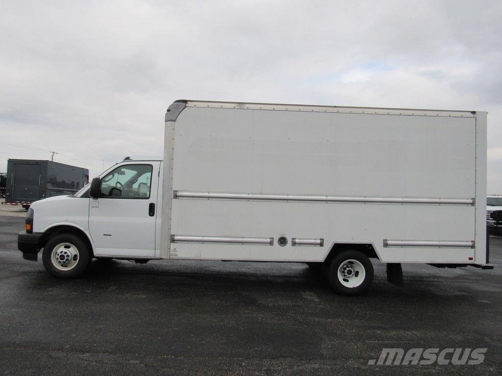 GMC Savana 3500 Samochody ciężarowe ze skrzynią zamkniętą