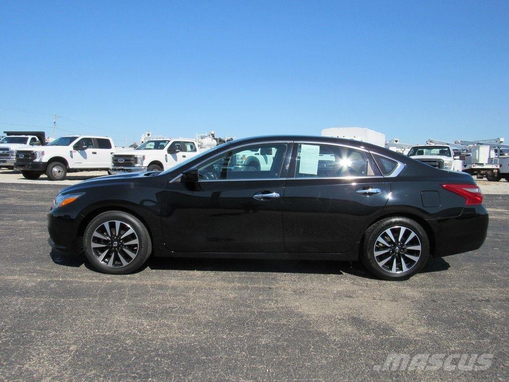 Nissan Altima Samochody osobowe