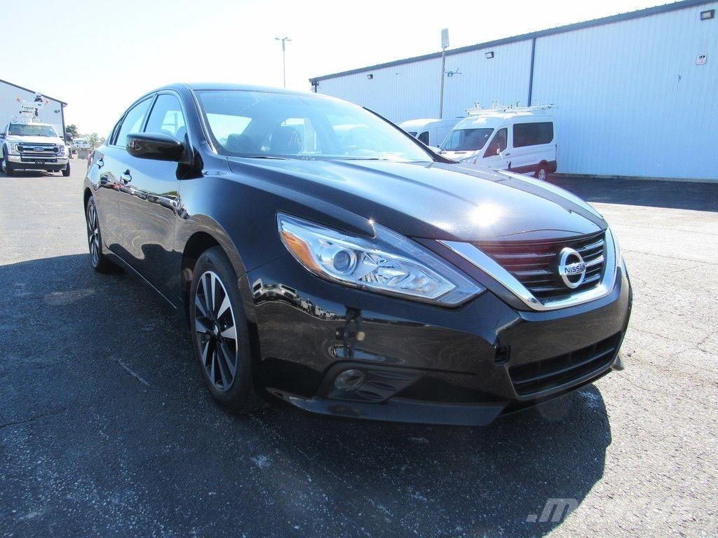 Nissan Altima Samochody osobowe