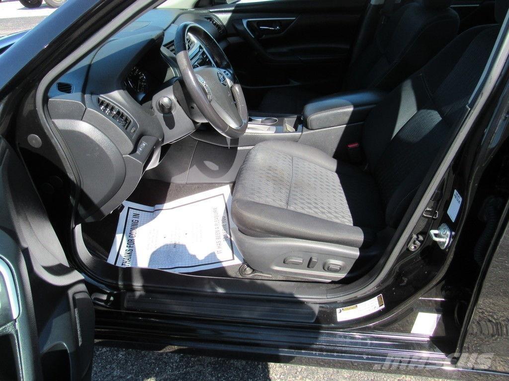 Nissan Altima Samochody osobowe