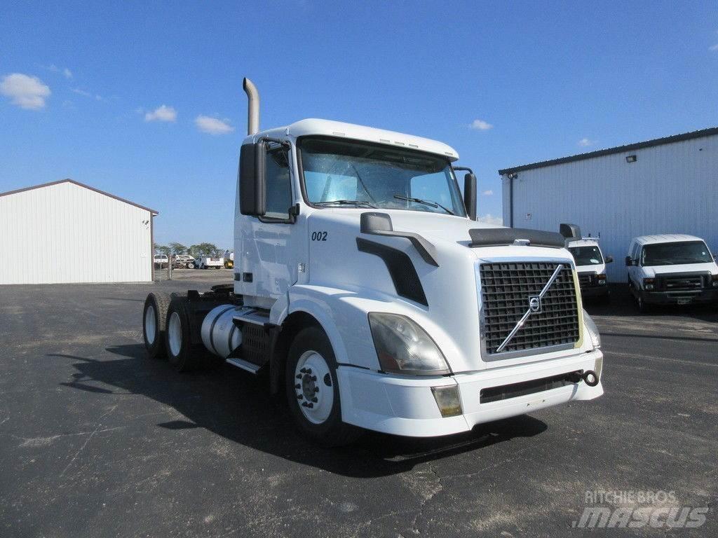 Volvo VNL64 Ciężarówki typu Platforma / Skrzynia