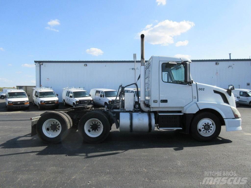Volvo VNL64 Ciężarówki typu Platforma / Skrzynia