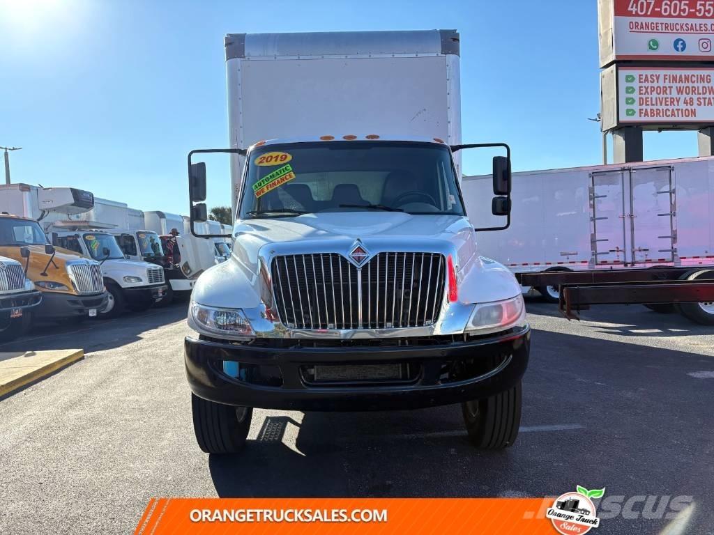 International 4300 Samochody ciężarowe ze skrzynią zamkniętą