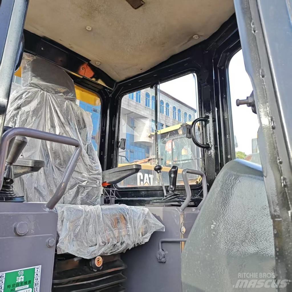 CAT D 5 K Spycharki gąsienicowe