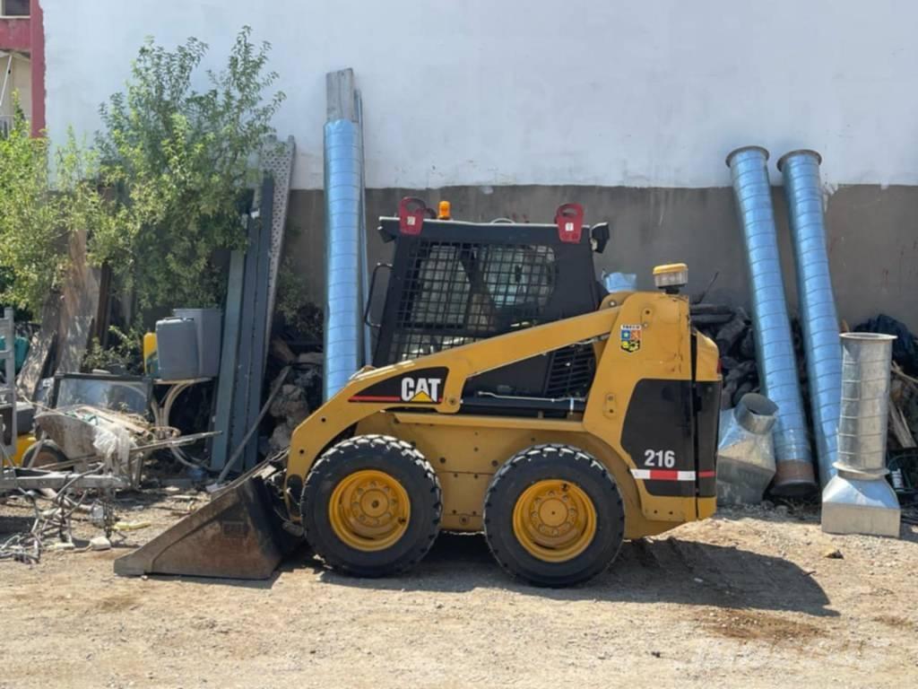 CAT 216 Ładowarki burtowe