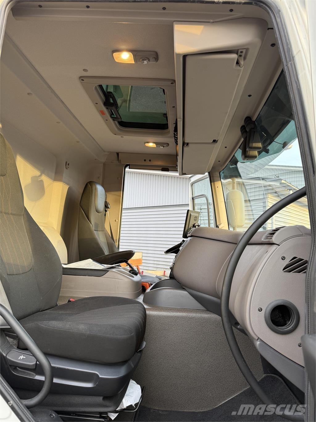 DAF CF 300 FA 4X2 Samochody ciężarowe ze skrzynią zamkniętą