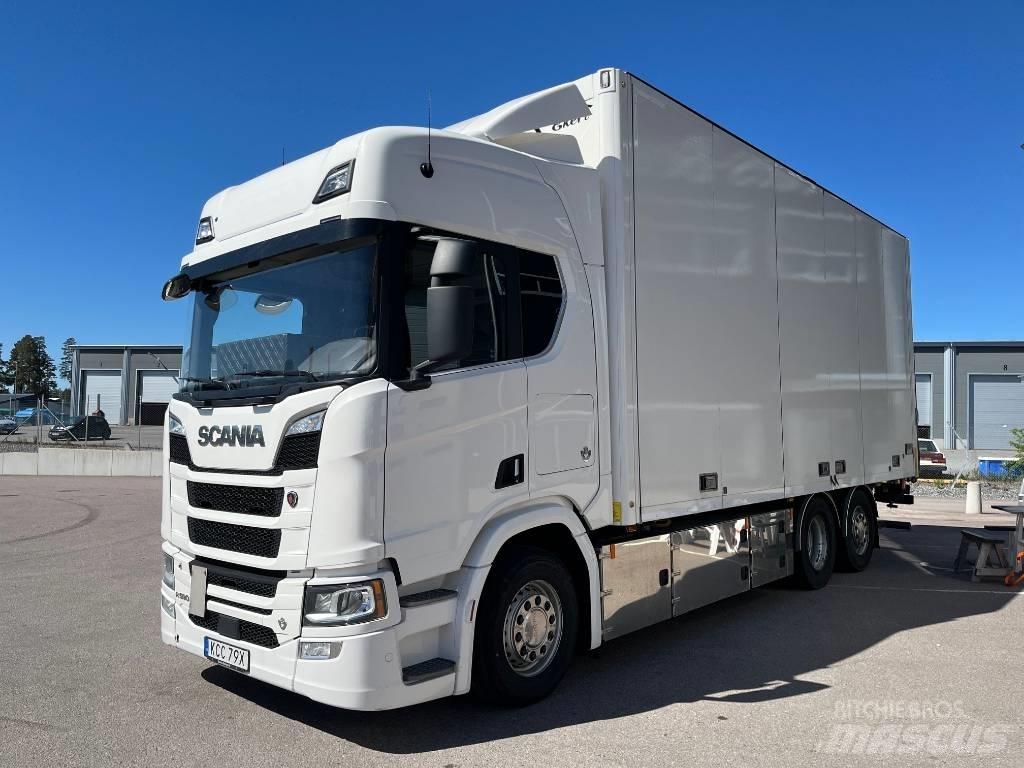 Scania R590 Samochody ciężarowe ze skrzynią zamkniętą