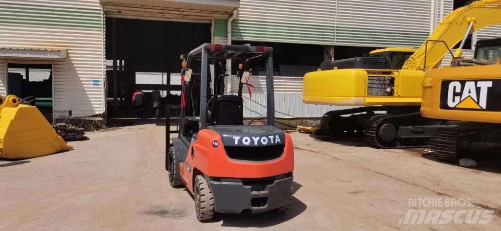 Toyota 8 FDN 30 Wózki Diesla