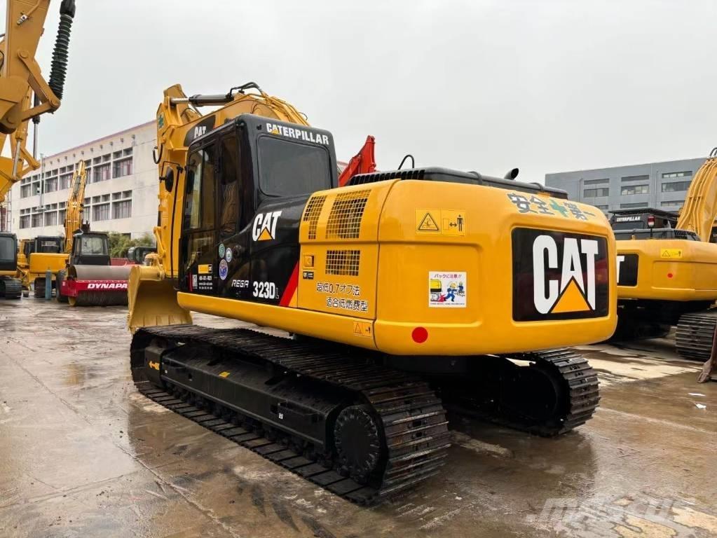 CAT 323 D Koparki gąsienicowe