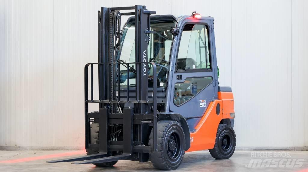 Toyota 02-8 FGF 30 Wózki LPG