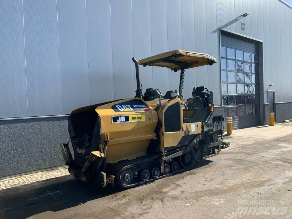 CAT AP355F Rozściełacze do asfaltu