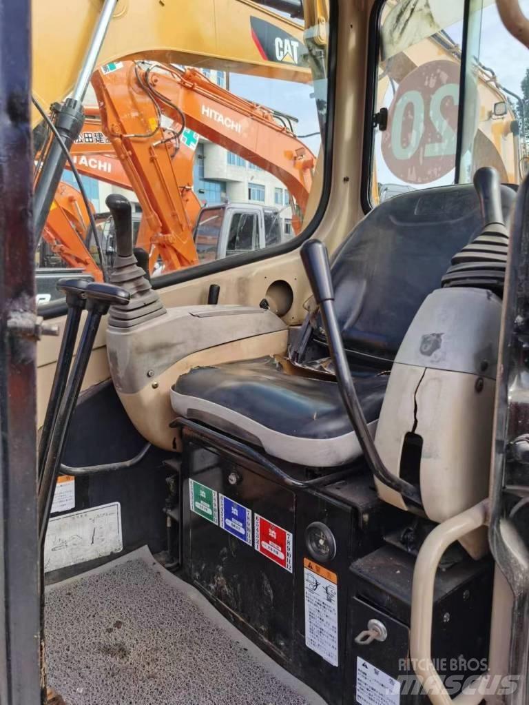 CAT 303 Minikoparki