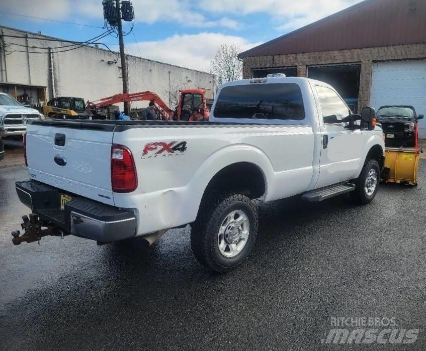 Ford F 250 FX4 Lemiesze i pługi śnieżne