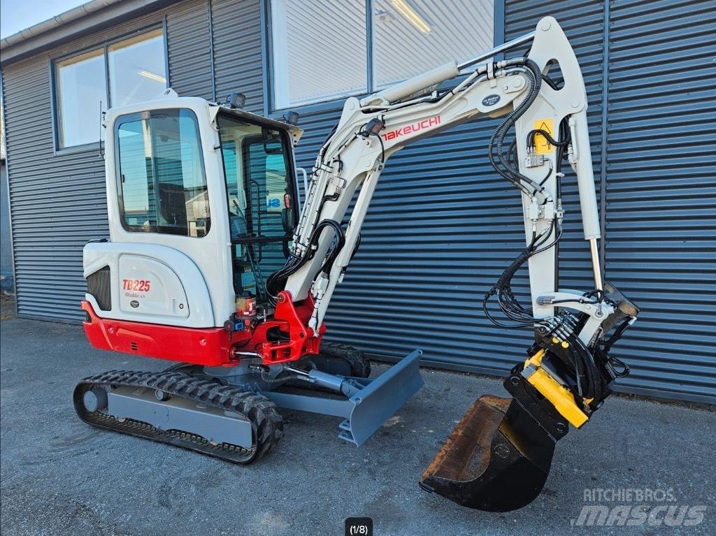 Takeuchi TB 225 Minikoparki