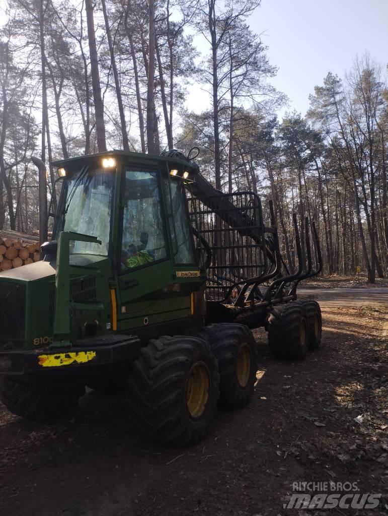 John Deere 810D Forwardery
