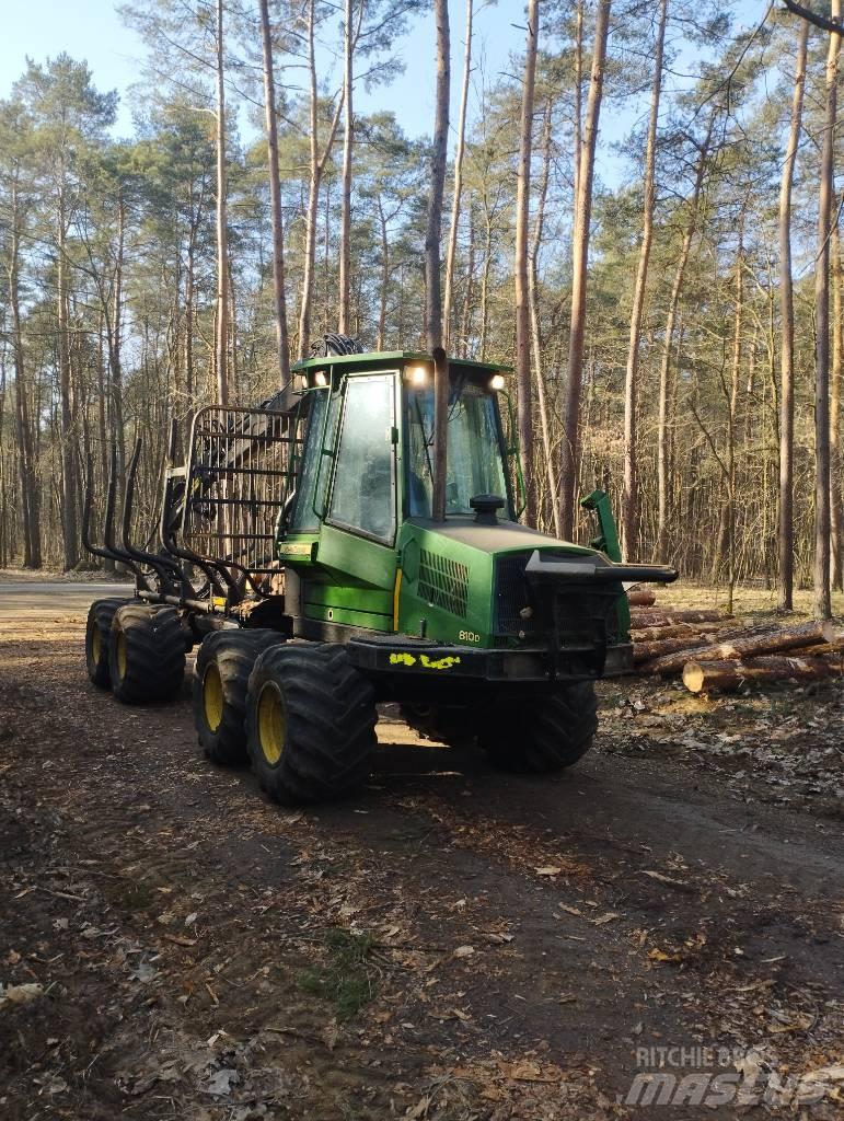 John Deere 810D Forwardery