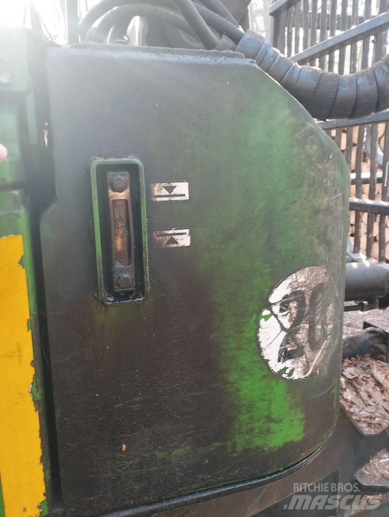 John Deere 810D Forwardery
