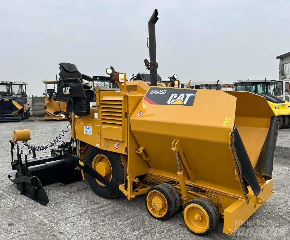 CAT AP 300D Rozściełacze do asfaltu