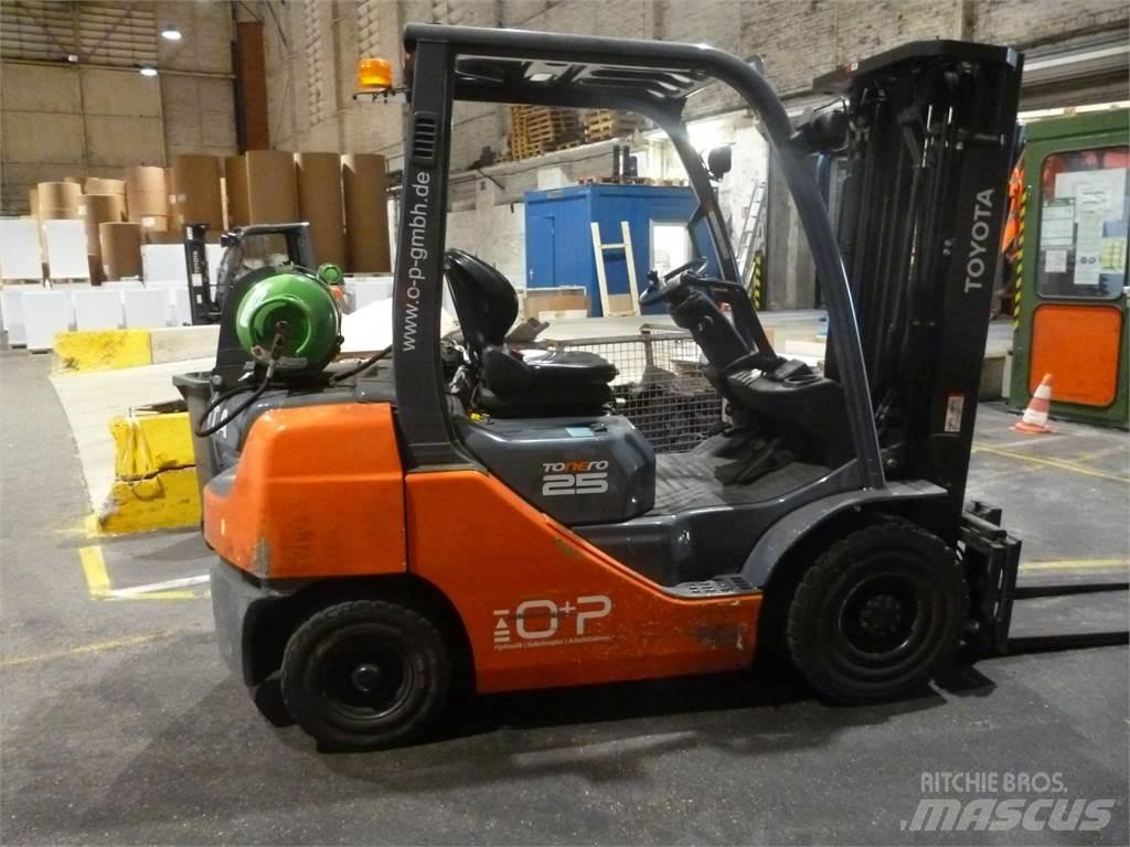 Toyota 02-8FGF25 Wózki LPG