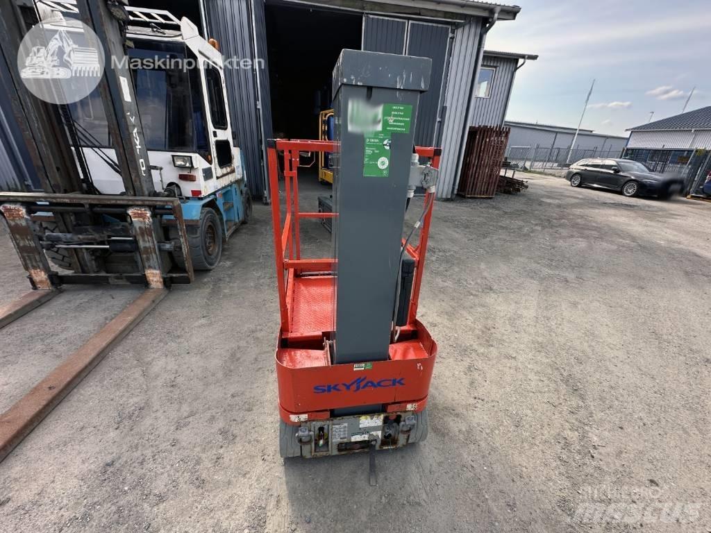 SkyJack SJ 12 Podnośniki masztowe