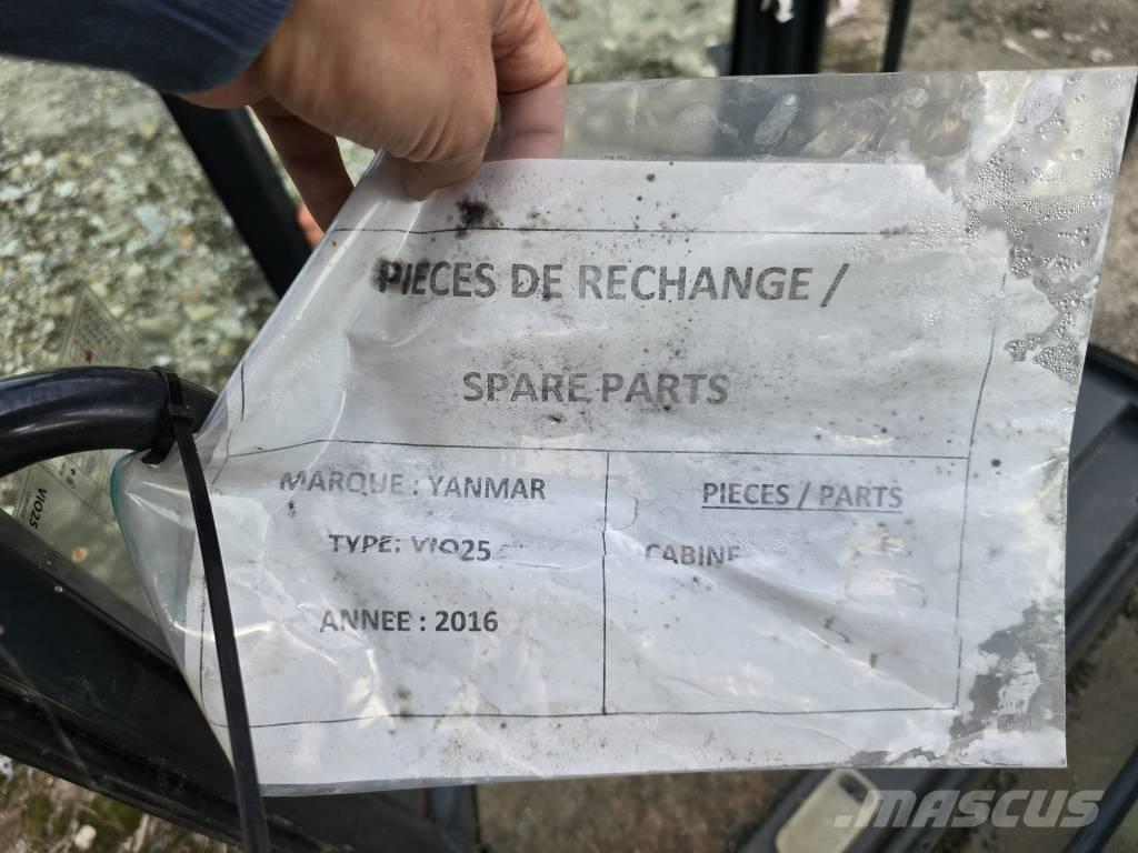 Yanmar Vio 25 Cabine Kabiny i wnętrze
