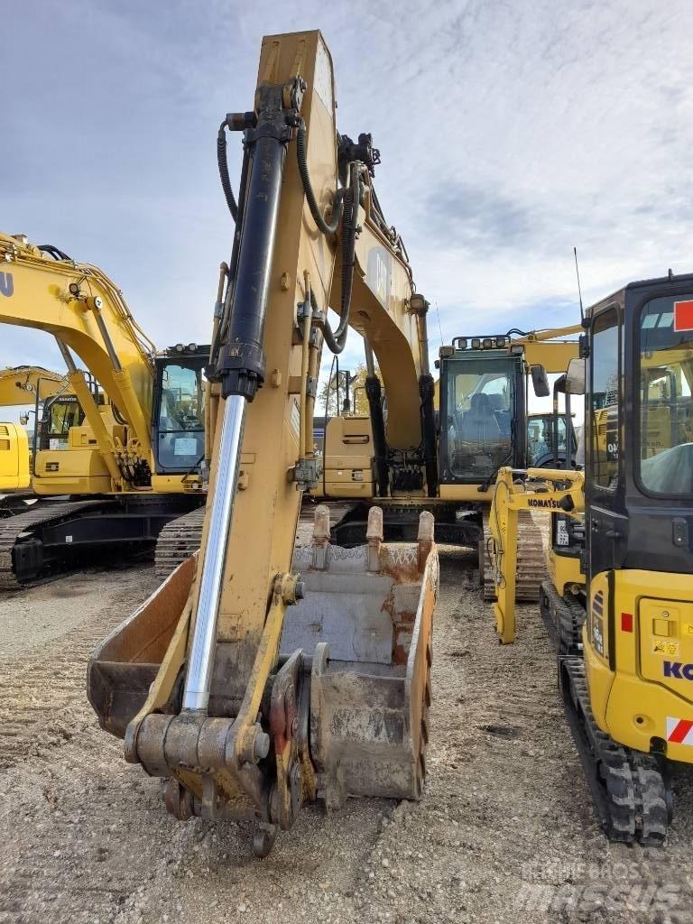 CAT 323 D Koparki gąsienicowe
