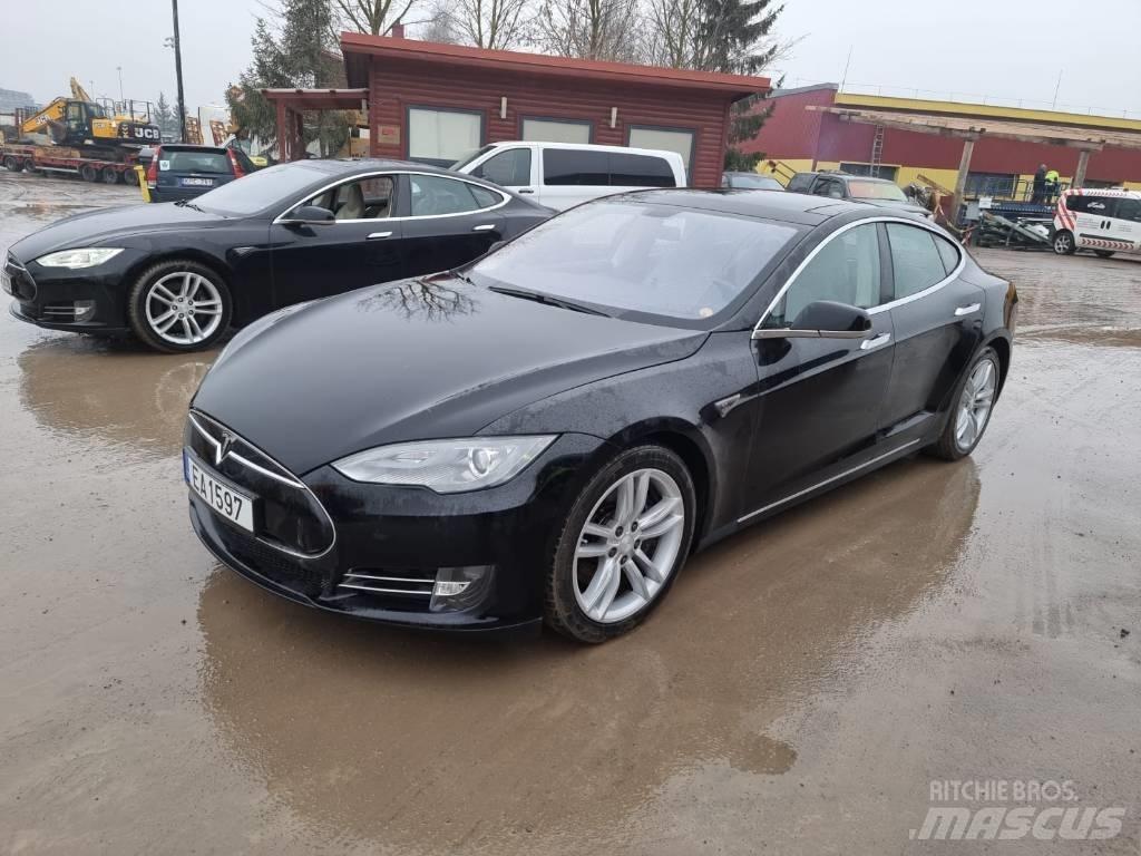 Tesla Model S P85D Samochody osobowe
