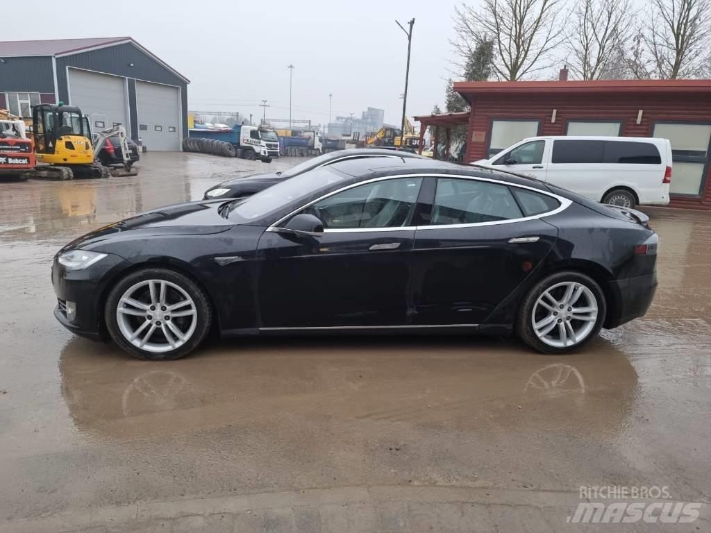 Tesla Model S P85D Samochody osobowe