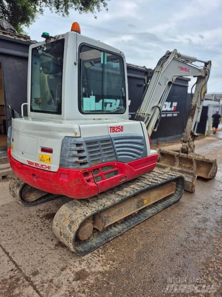 Takeuchi TB 250 Minikoparki