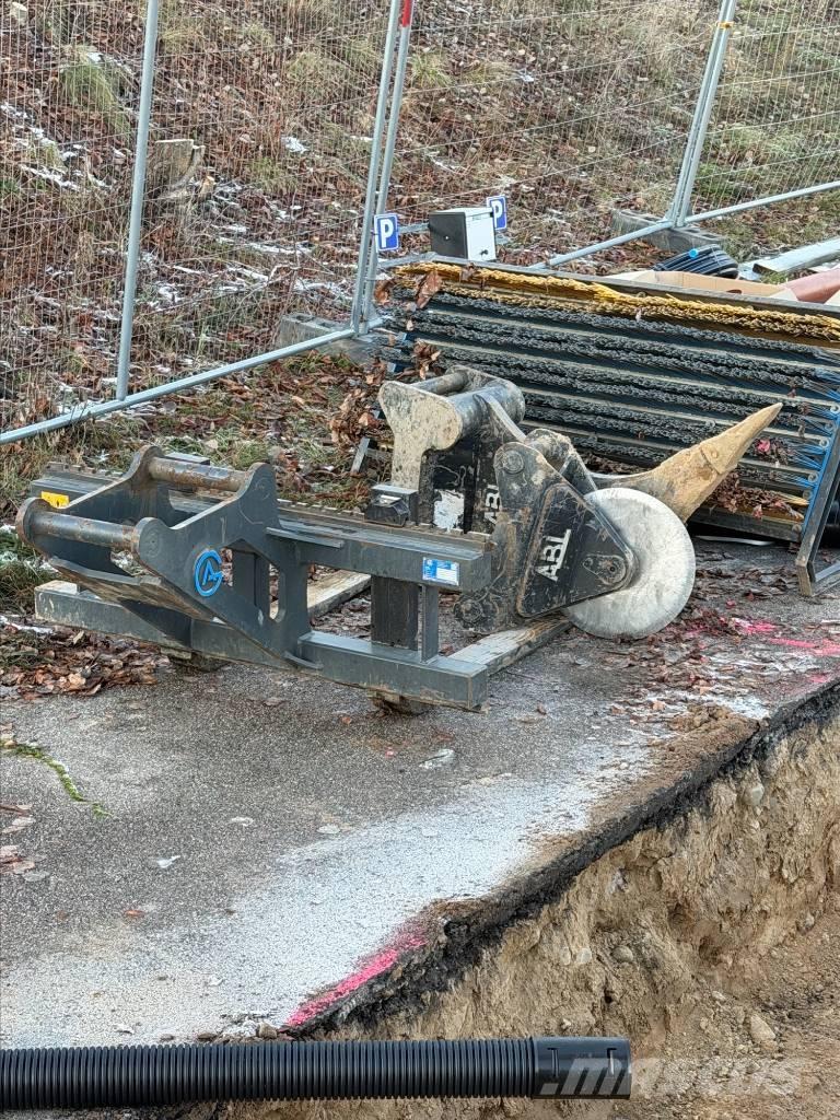 CAT M318 Koparki kołowe