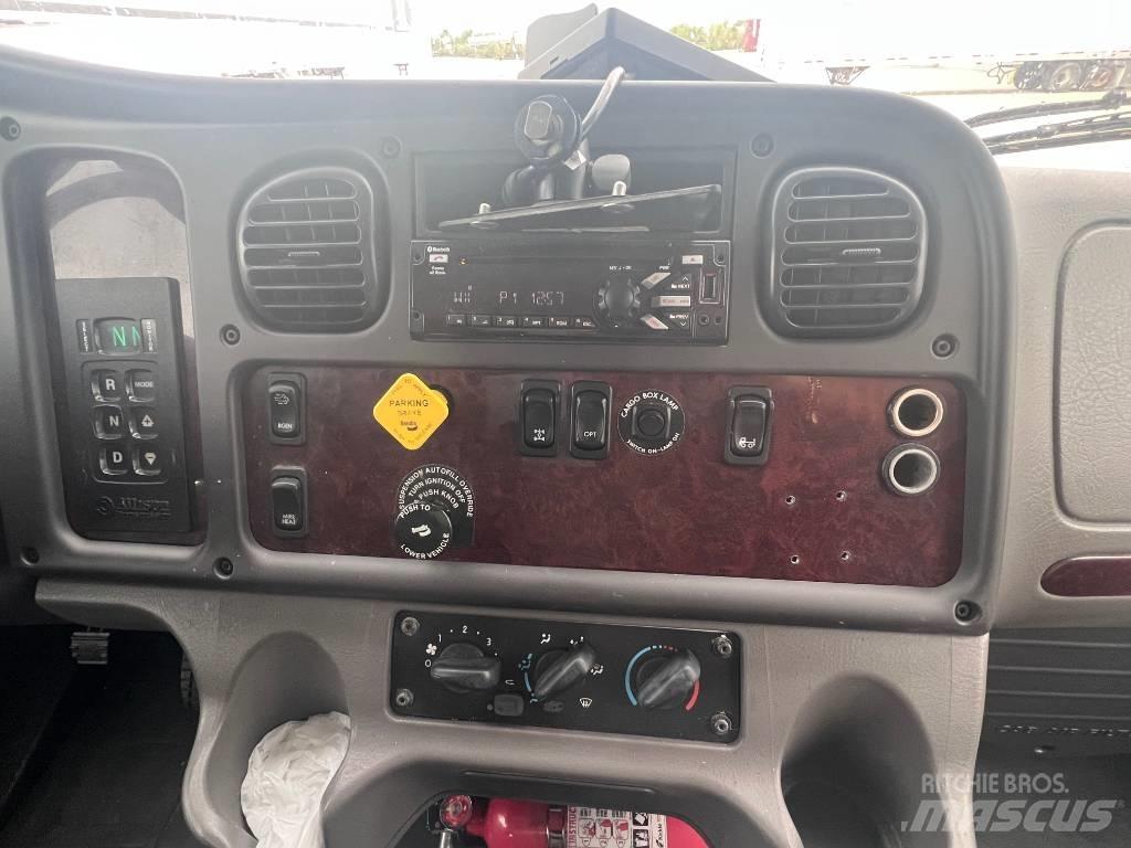 Freightliner M 106 Samochody ciężarowe ze skrzynią zamkniętą