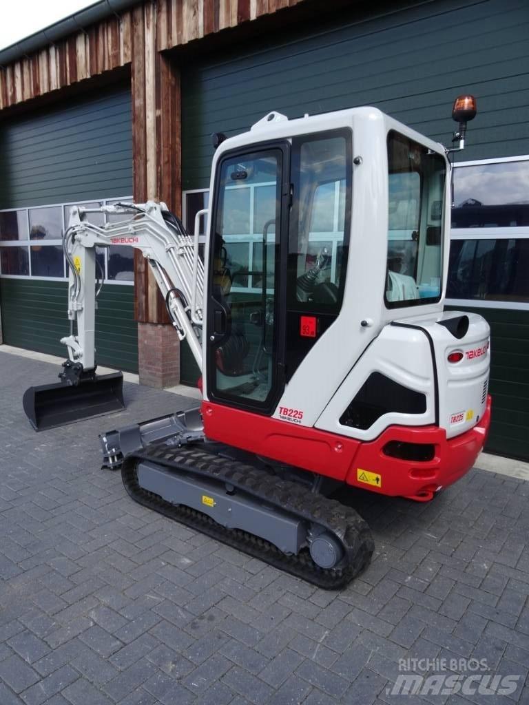 Takeuchi TB 225 Minikoparki