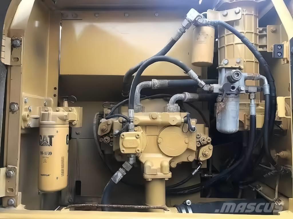 CAT 323 D Koparki gąsienicowe