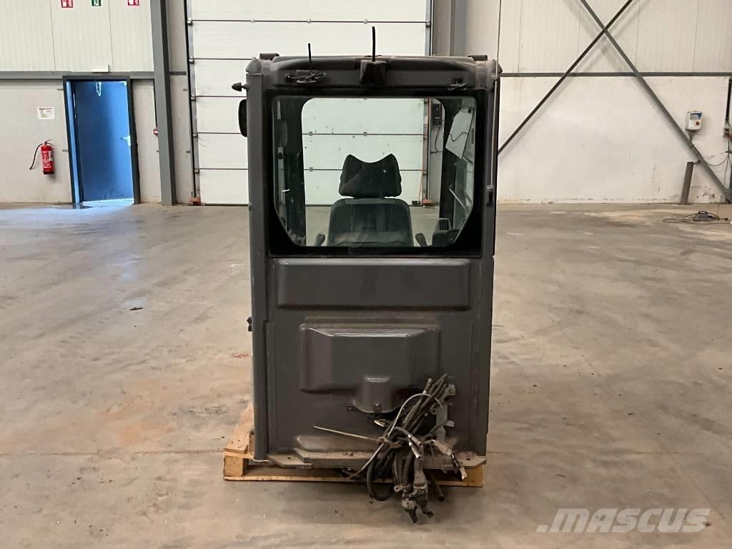 Hitachi ZX 210-3 Kabiny i wnętrze