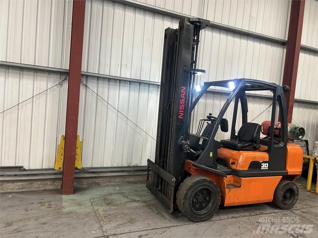 Nissan UGDO2A30PQ Wózki LPG