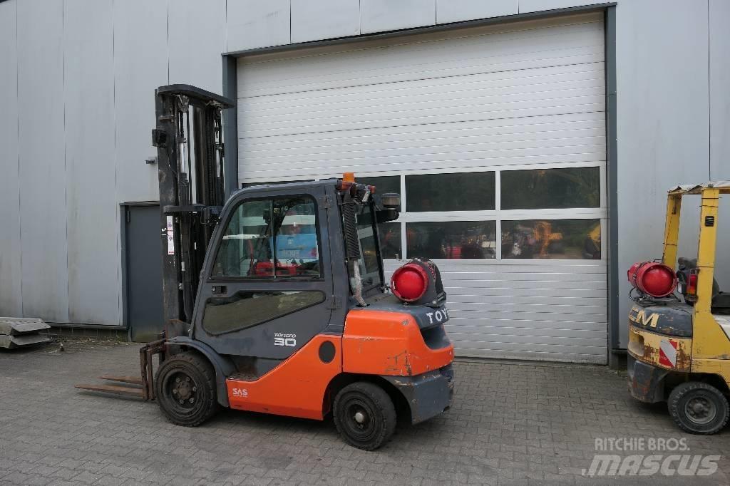Toyota 02-8 FGF 30 Wózki LPG