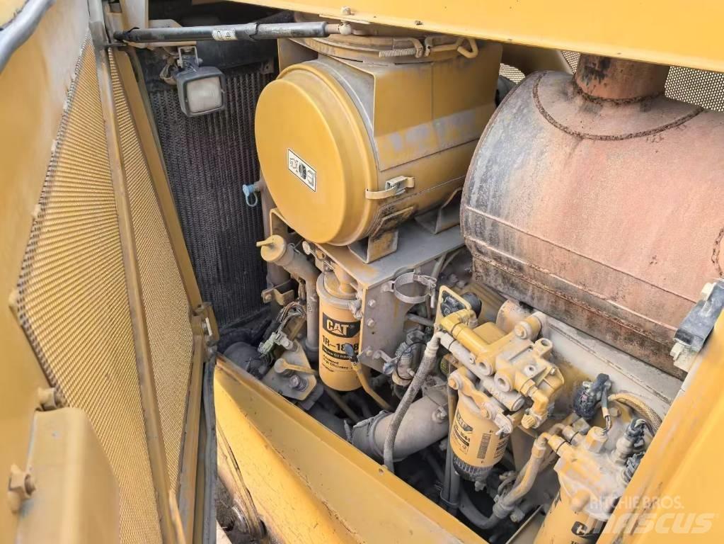 CAT D8T bulldozers Spycharki gąsienicowe