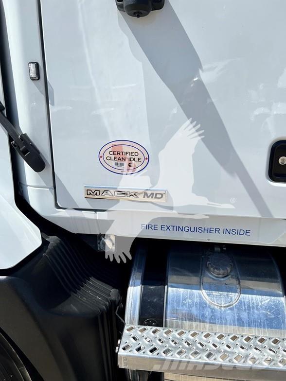 Mack MD6 Ciężarówki typu Platforma / Skrzynia