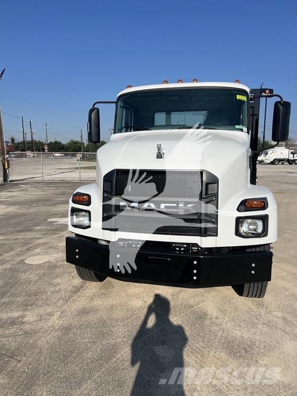 Mack MD6 Ciężarówki typu Platforma / Skrzynia