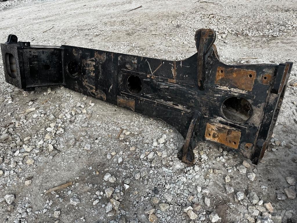 Komatsu 895 Ramy i zawieszenie