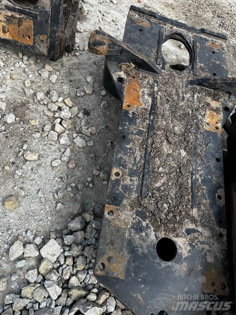 Komatsu 895 Ramy i zawieszenie