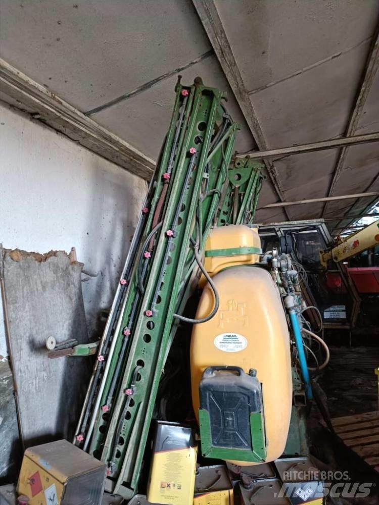 Amazone UF 1200 Zamontowane opryskiwacze
