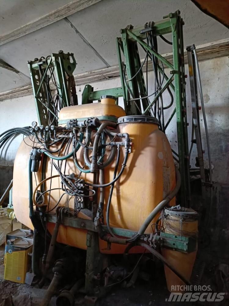 Amazone UF 1200 Zamontowane opryskiwacze