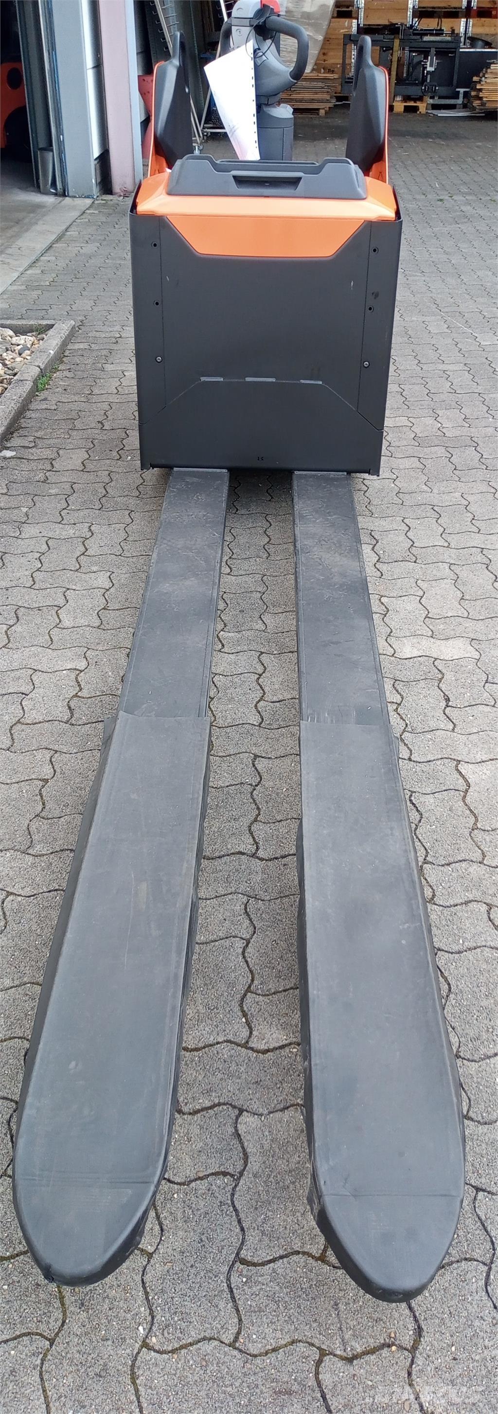 Toyota LPE 250 Wózki widłowe unoszące z dyszlem