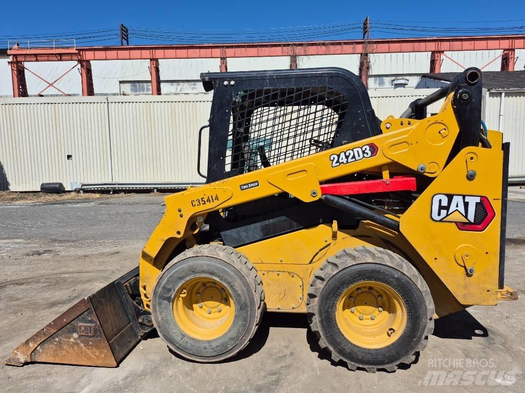 CAT 242 D Ładowarki burtowe