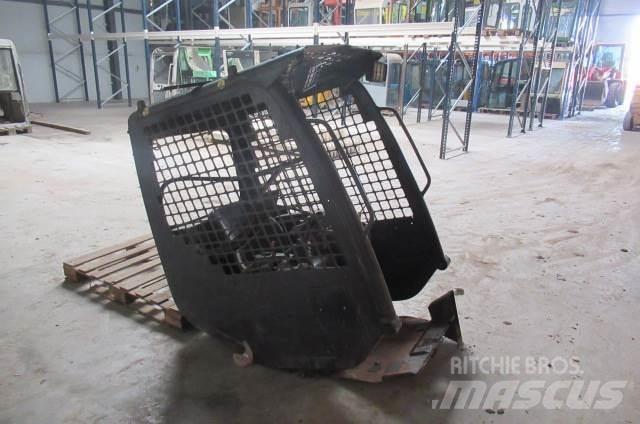 Komatsu SK714 Kabiny i wnętrze