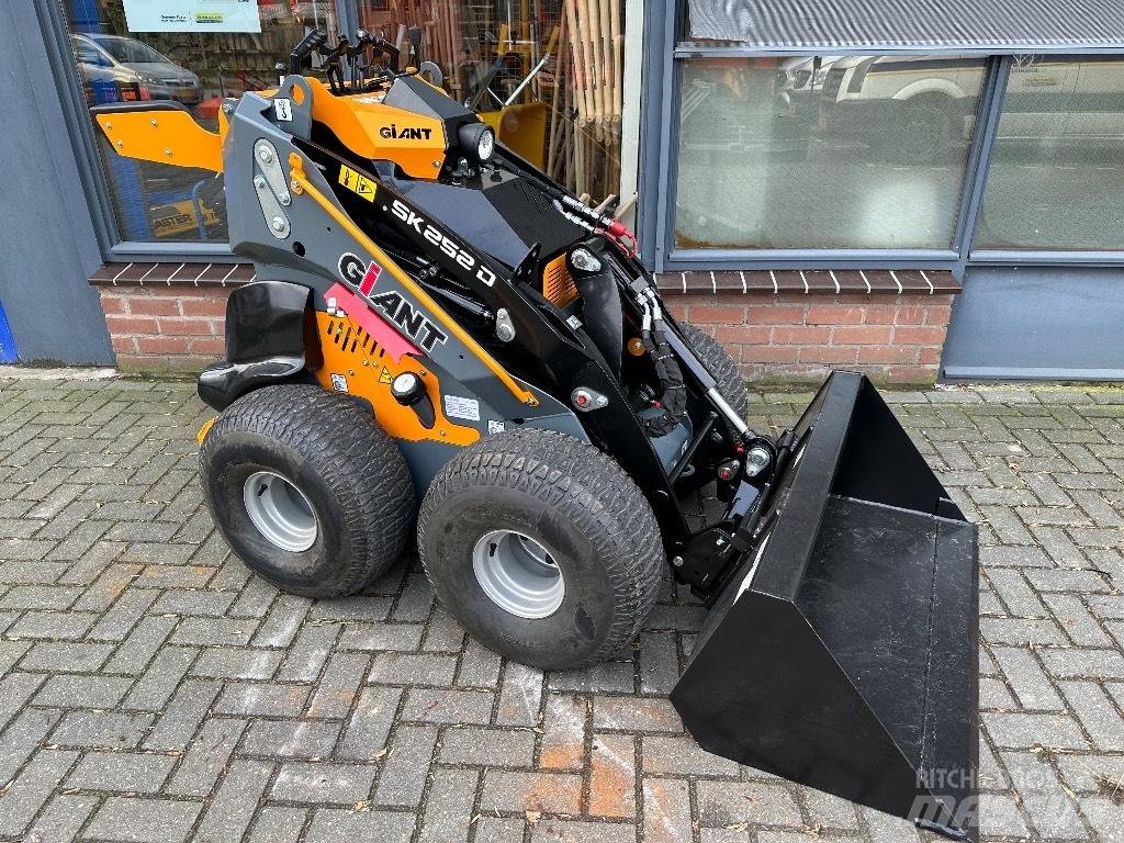 GiANT SK252D Ładowarki wielofunkcyjne